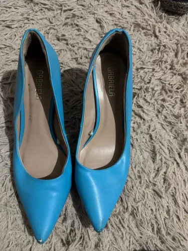 Scarpin salto médio bico fino azul Gabriela