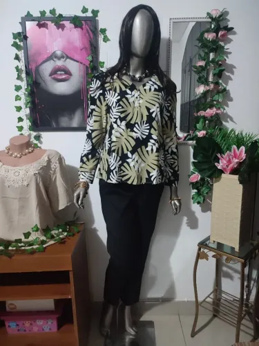 Blusa com Estampa de folhas,com mangas compridas e decore V.