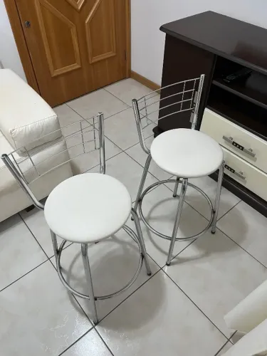 2 Banquetas cromada com estofado branco