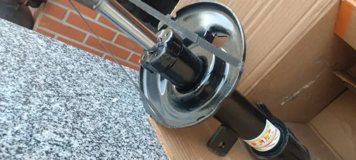 Vendo um amortecedor dianteiro na caixa novo