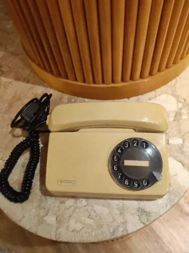 Telefone gradiente antigo com disco de discagem rotativa