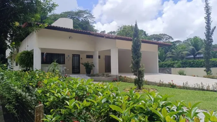 Linda Casa com 5 Quartos(02 Sts) em Condomínio Beira de pista em Aldeia dos Camarás - PE