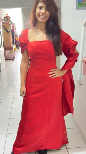 Vendo Vestido em tafetá vermelho brilhante