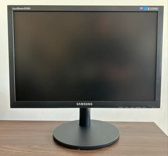 Monitor 19 polegadas sansung/ gira na vertical 