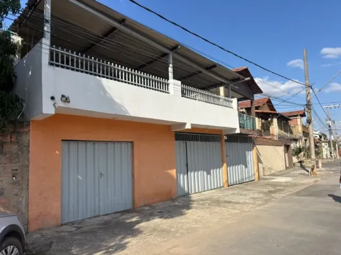 Casa Ampla 3 Quartos, 3 Barracoes nos Fundos  Jd. Comerciários - Belo Horizonte
