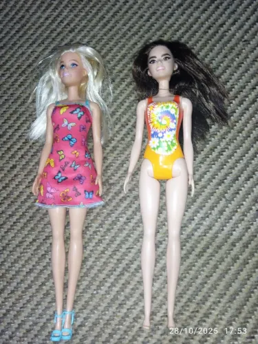 Par de Barbies - uma loira de 2015 e uma morena 2021.