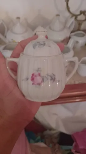 Pequeno açucareiro de porcelana canelada antigo e lindo