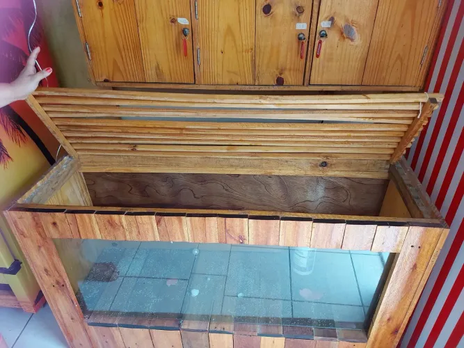 Balcao  de madeira para exposição. Aceito cartão 