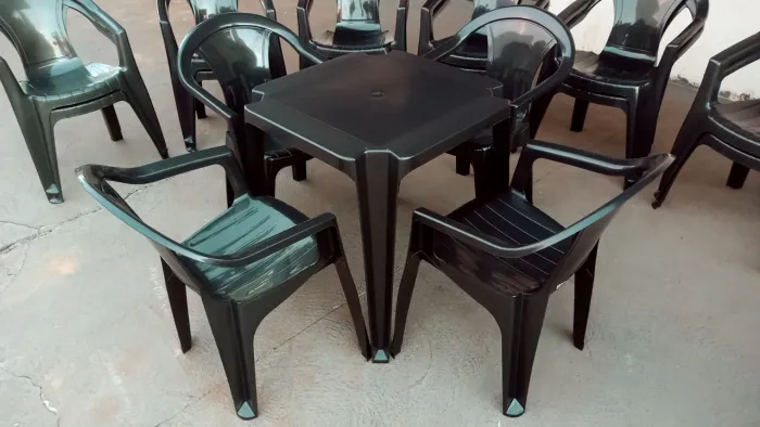 Conjunto de mesa e cadeiras de plástico preto! A única com 6 anos de garantia