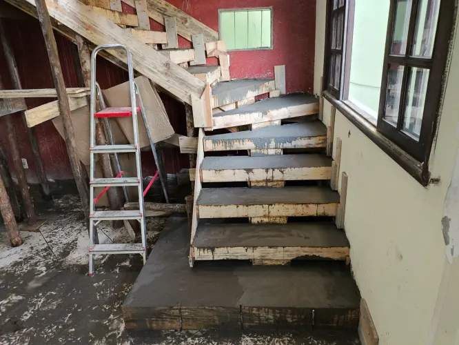 Escadas de concreto revestimentose e coberturas corrimão metálica 