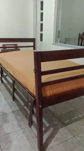 Cama tipo hospitalar em madeira maracatiara