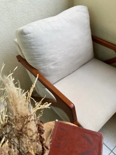 Poltrona Madeira Maciça Tecido Linho Bege Claro