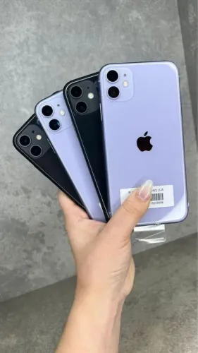 iPhone 11 preto e lilás