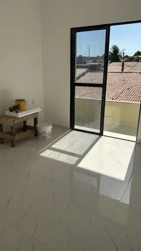 Casa duplex com três quartos sendo dois suítes - Santa Maria - Messejana - 106m²