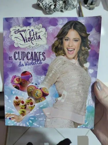 Livro de receitas de cupcakes da série Violetta.