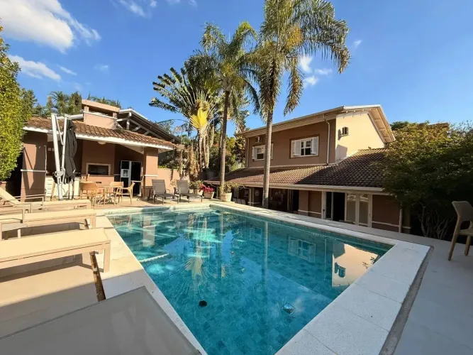 Casa sobrado com quintal e piscina à venda no condomínio Via Condotti, bairro Gramado, em