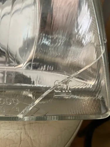 Farol kadett GS. GSI. Cibiè logo GM na lente lado passageiro