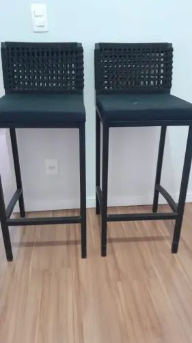 2 Banquetas Altas Pretas com Encosto Trançado - Ótimo Estado