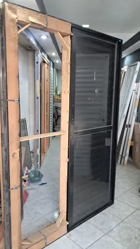 Porta balcão preta 1.50x2.10mt 3 folhas