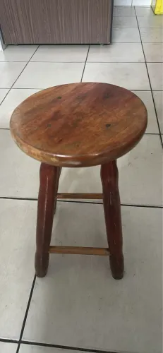 Banqueta de madeira maciça