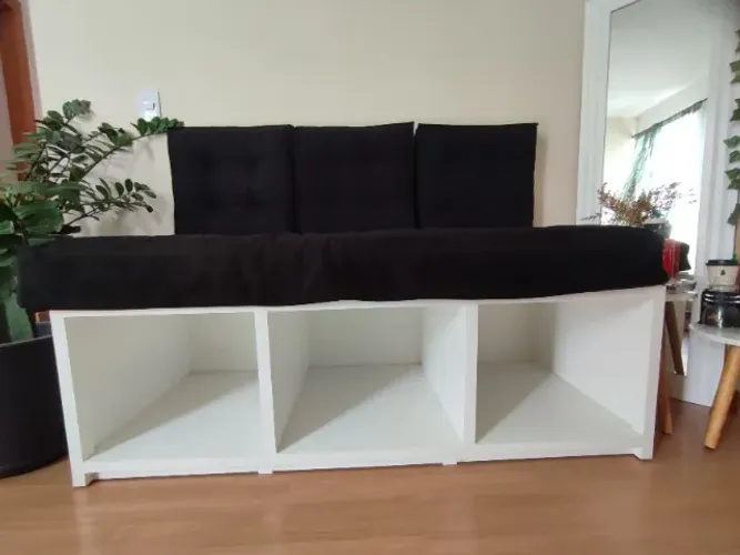 * **Recamier / Sofa Modular de Madeira com Nichos**