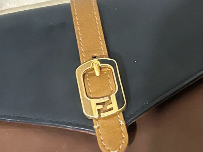 Bolsa clutch Fendi original, série limitada Tricolor Camaleão da coleção Pre Fall 