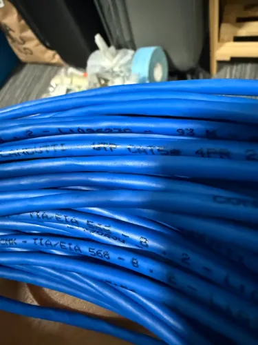 Cabos de rede UTP Cat 5e e conectores RJ45