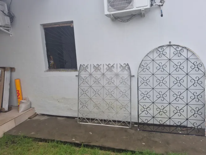 Vende-se 2 grade Ferro e 2 janela com aduela 
