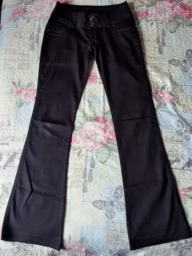 Calça flare preta Bivik cintura baixa