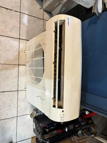 Ar condicionado Split Hi Wall 9.000 btu Springer 220v quente e frio