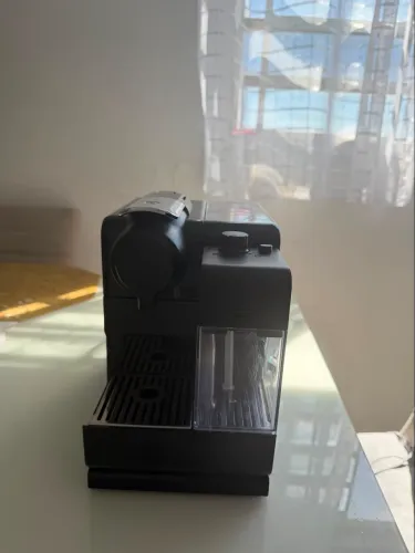 Cafeteira Nespresso Lattissima touch preta