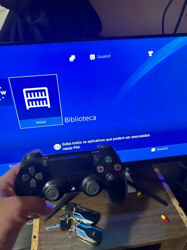 PlayStation 4 slim muito novo