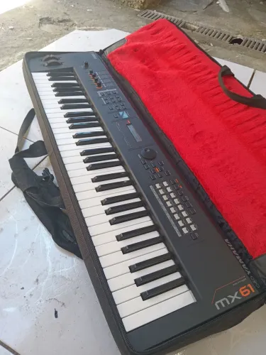 Teclado yamaha mx61  com capa acolchoada 