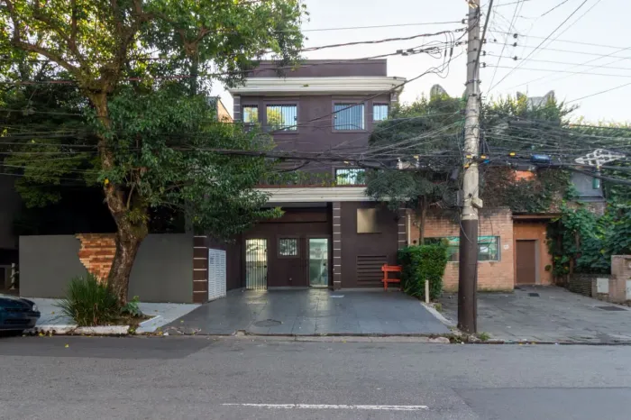 Prédio comercial na Rua Joaquim Antunes, 246  736 m²