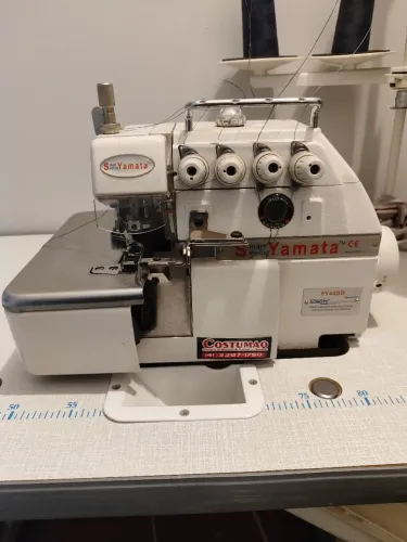 Maquina de costura industrial Overlock 4 fios ponto cadeia Yamata FY44DD