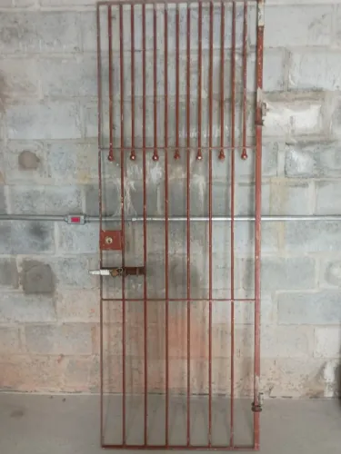 VENDO - 3 PORTÃO DE FERRO USADO. Quer segurança?