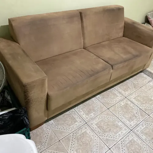 Sofá 3 lugares confortável na cor bege