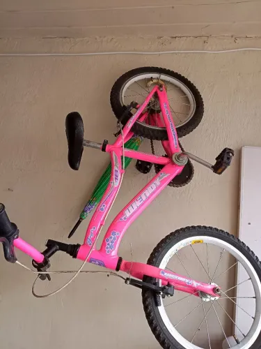 Bicicleta infantil e cama solteiro menina