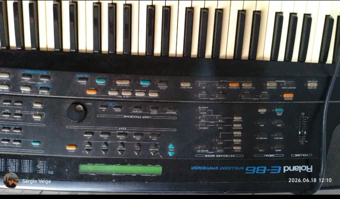 Teclado Roland E-86 Intelligent Arranger Synthesizer w/X-Stand