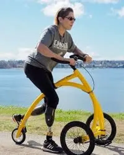 Bicicleta triciclo e andador para pessoas com dificuldades de mobilidade.