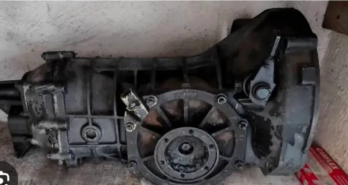 Caixa de marcha da kombi 1600, mais motor de arranque. Caixa completinha. Ótimo estado.