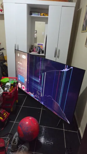 Tv tcl 75polegadas com detalhe na tela