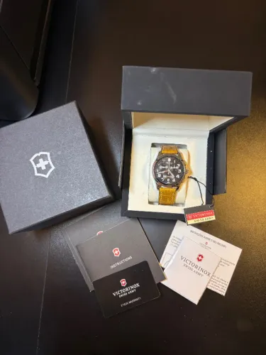 Relógio Victorinox Swiss Army Alliance II Chronograph 241294 - Couro Marrom / Vidro Safira