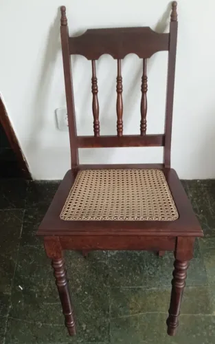 Cadeira de madeira com tela no assento