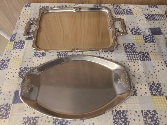 KIT 2 BANDEJAS EM AÇO INOXIDÁVEL | ELEGÂNCIA E SOFISTICAÇÃO PARA SERVIR