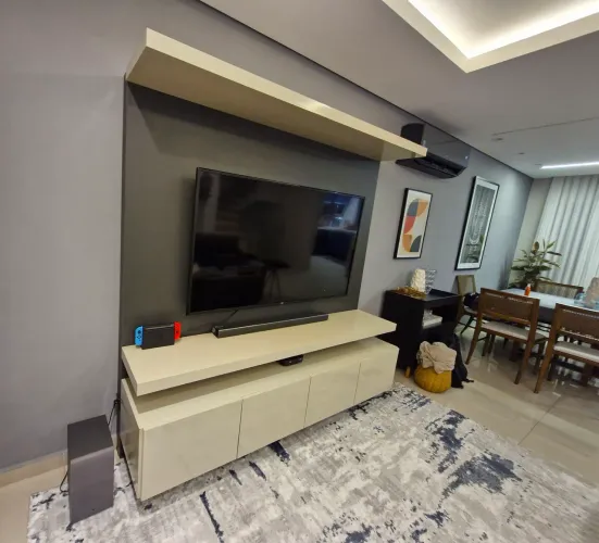 Painel TV com rack suspenso