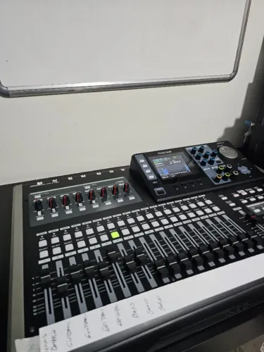Tascam DP-24SD Digital Portastudio - 24 Canais - Estado de Nova
