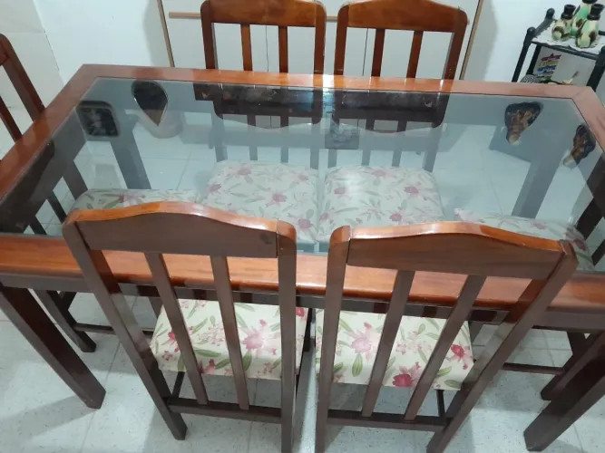 Conjunto Mesa de Jantar em Madeira + 6 Cadeiras Conservadas