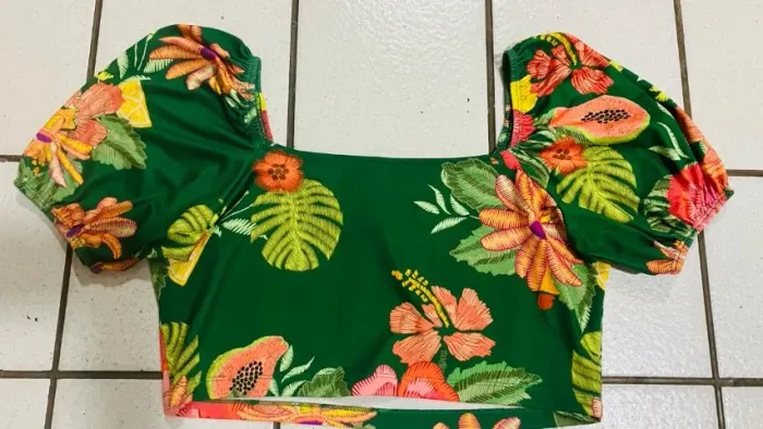 CROPPED ESTAMPADO COM MANGA 