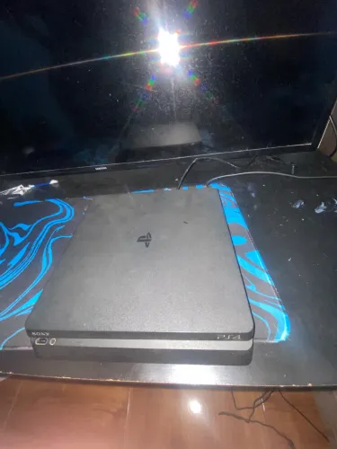 PS4 usado junto com controle e god of wars ragnarok